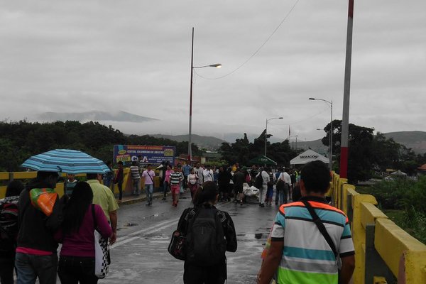 Paro de transporte y fuerte lluvia disminuyeron afluencia de compradores en frontera