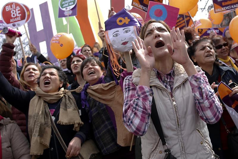 Atacan al grito de “Alá es grande” un acto por el Día de la Mujer en Turquía