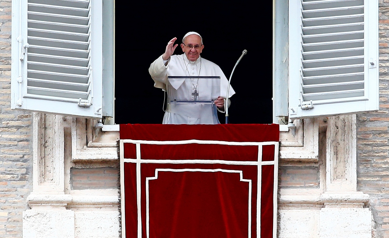 El Papa, abierto a la posibilidad de ordenar a hombres casados