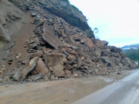 Esperan reabrir paso en carretera de Los Túneles de Mérida en horas de la tarde