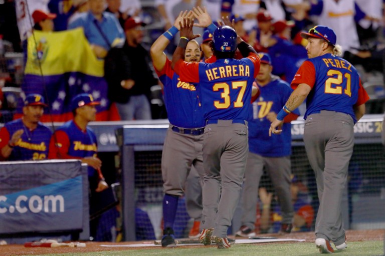 Venezuela revive a tres outs de la eliminación, embosca a Italia y avanza en el Clásico Mundial