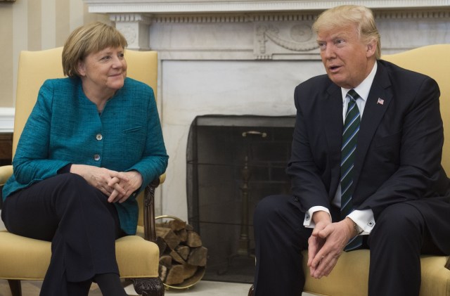 US President Donald Trump and German Chancellor Angela Merkel meet in the Oval Office of the White House in Washington, DC, on March 17, 2017. / AFP PHOTO / SAUL LOEB