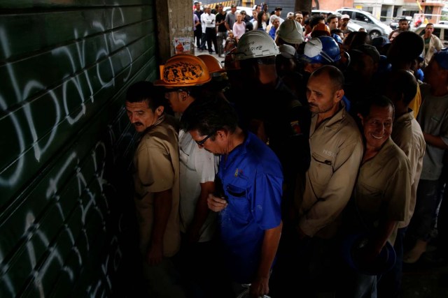 People queue as they try to buy bread outside a bakery in Caracas, Venezuela July 21, 2016. REUTERS/Carlos Garcia Rawlins    SEARCH "GARCIA QUEUEING" FOR THIS STORY. SEARCH "WIDER IMAGE" FOR ALL STORIES.