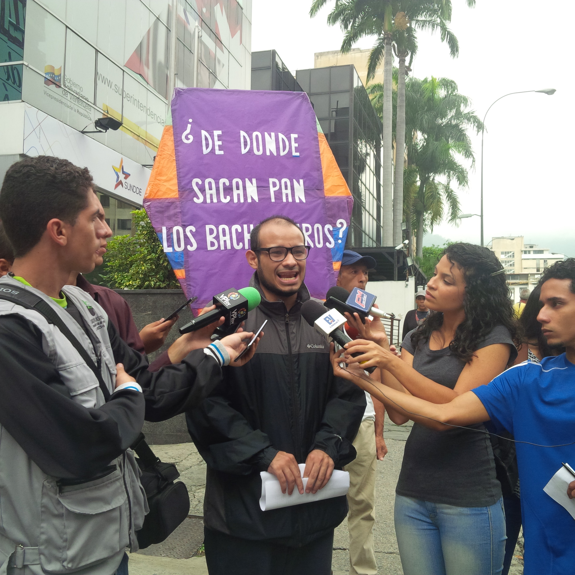 Caraqueños protestan ante la Sundde por toma “temporal” de panaderías