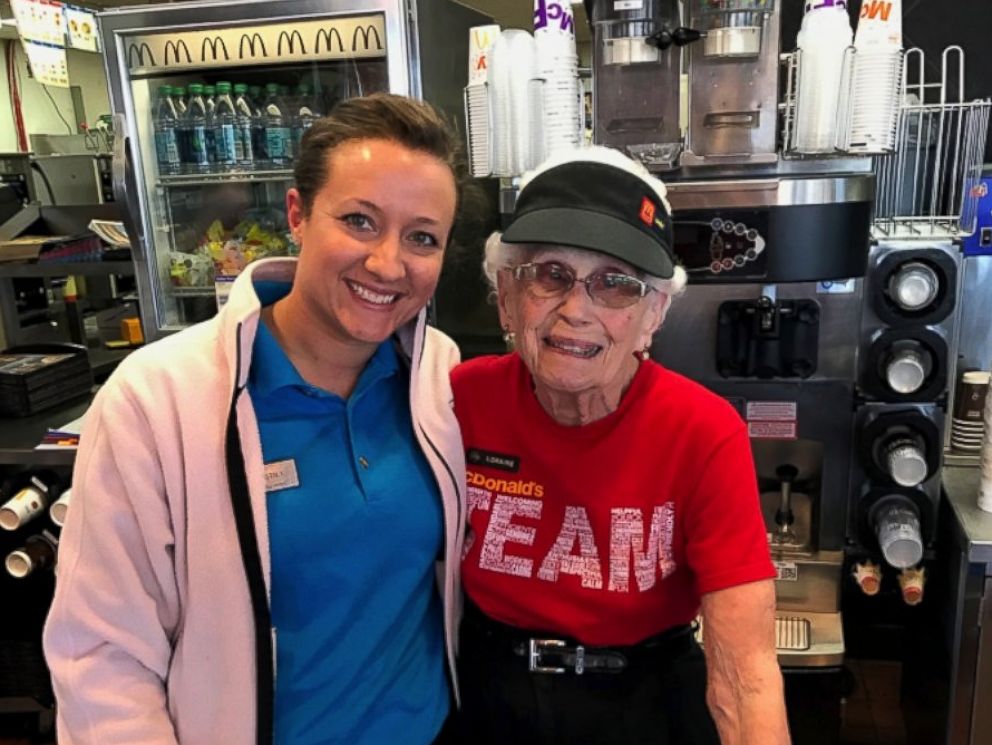 Una mujer de 94 años celebra que lleva 44 trabajando en McDonald’s y no tiene intención de jubilarse