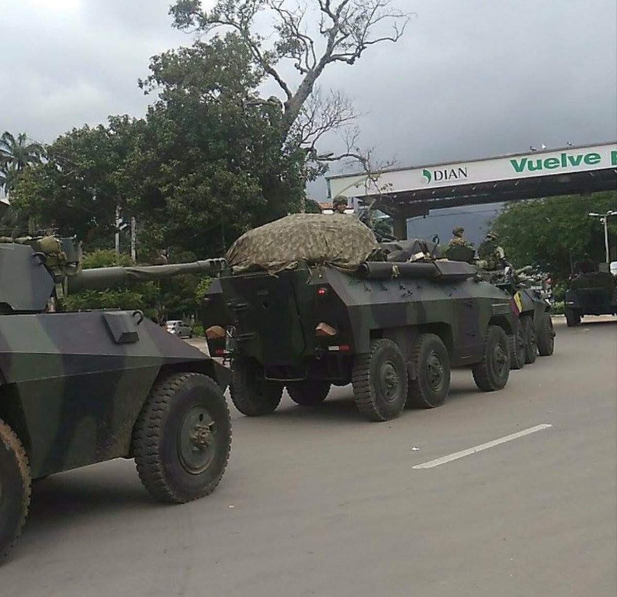 Reportan que tanques de Colombia se ubican en varios puntos de la frontera con Venezuela (fotos)
