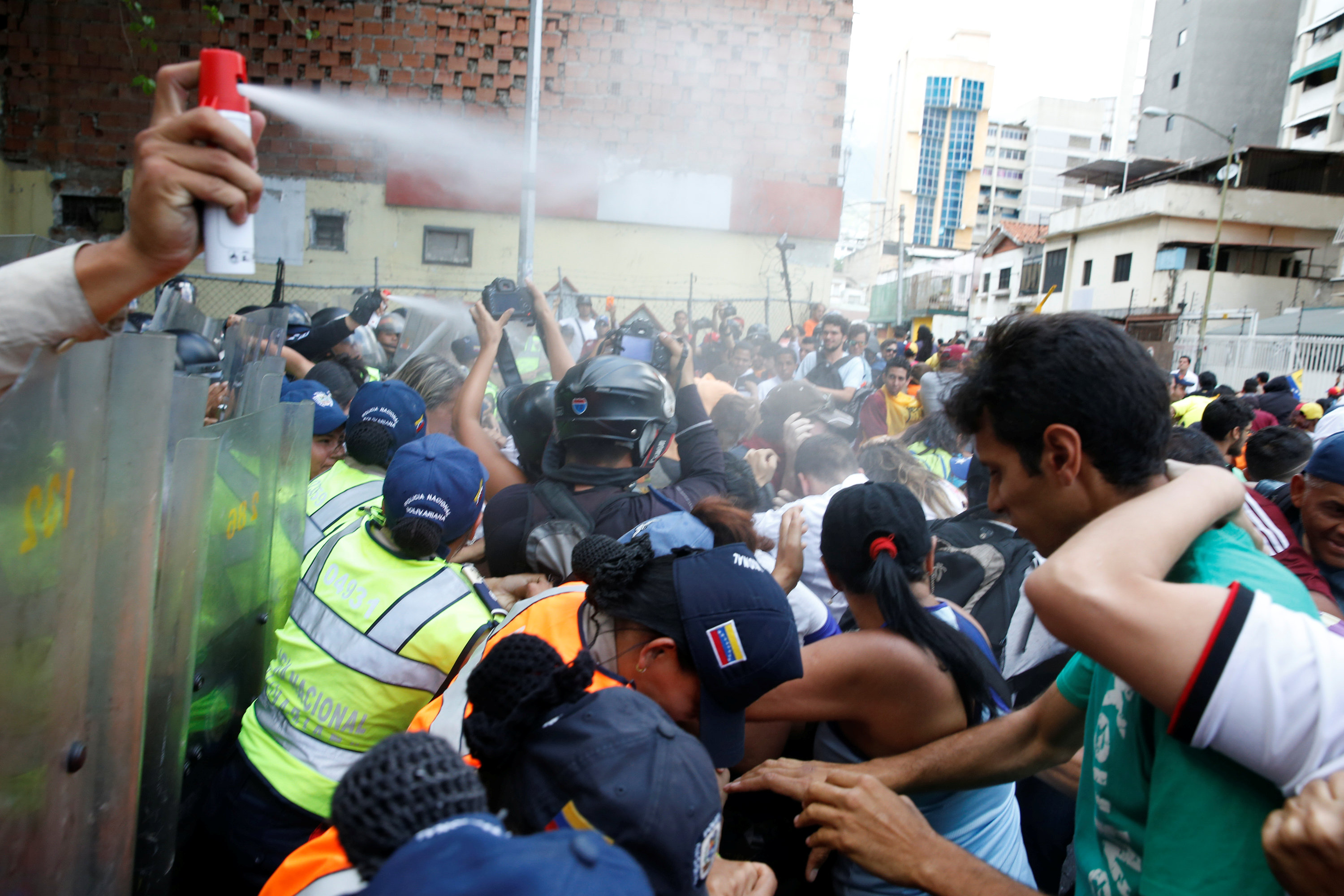 VIDEO: Manifestantes chocan con la PNB tras cuenta regresiva (vía @CaraotaDigital)