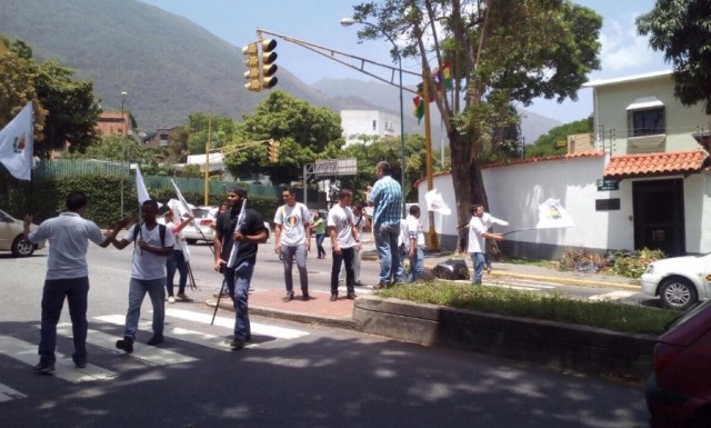Jóvenes de AD frente a la embajada de Bolivia / Foto @ADemocratica 