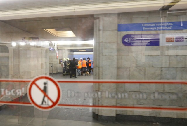 Police officers are seen through the window of a train at Sennaya Ploshchad metro station which was closed over an anonymous call of a bomb threat in the underground, in St. Petersburg, Russia, April 4, 2017. REUTERS/Grigory Dukor