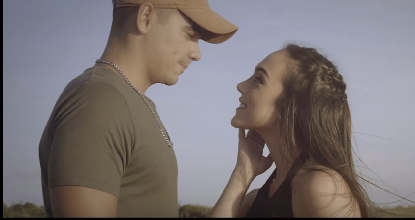 Las miradas apasionadas de Daniel Huen y Vanessa Suárez en el videoclip “Si Me Sigues Mirando Así”