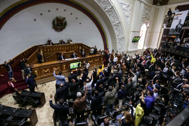 CAR03. CARACAS (VENEZUELA), 05/04/2017.- Diputados de la Asamblea Nacional votan hoy, miércoles 5 de abril de 2017, durante un sesión del Parlamento en Caracas (Venezuela). El Parlamento venezolano, controlado por la oposición, acordó hoy responsabilizar al presidente del país, el chavista Nicolás Maduro, del supuesto "golpe de estado" perpetrado por el desconocimiento del Poder Legislativo a través de las sentencias del Tribunal Supremo, que le mantiene en "desacato". EFE/CRISTIAN HERNANDEZ