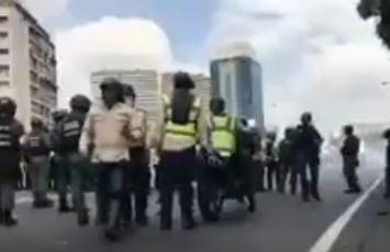 El momento en que se llevan detenido al camarógrafo de VPI TV (video)