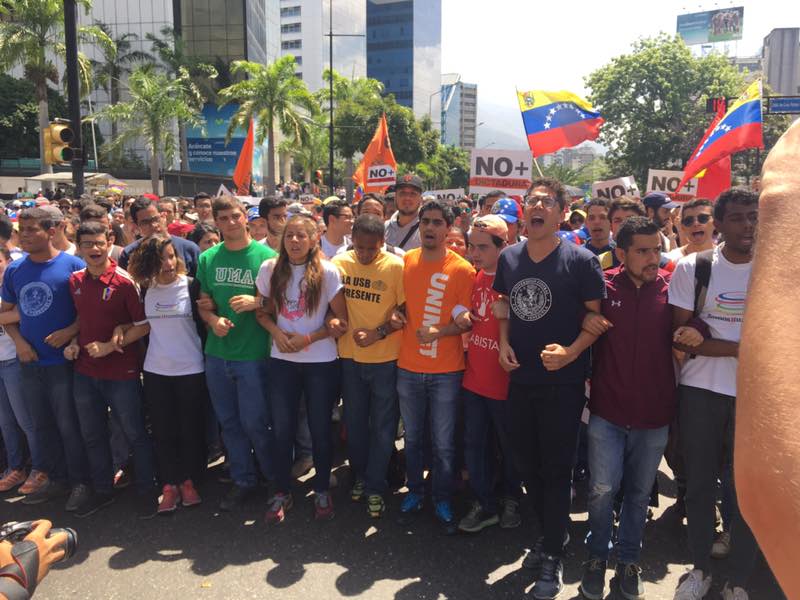 Así comenzaron los estudiantes universitarios a marchar hasta el distribuidor Altamira (Video)