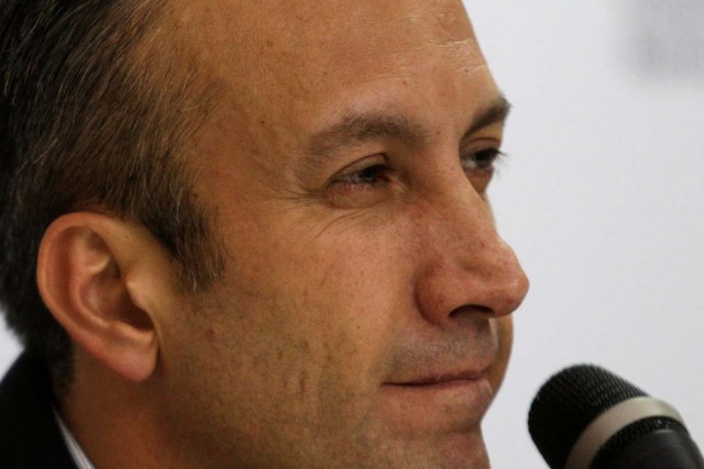 Venezuela's Vice President Tareck El Aissami pauses as he talks to the media during a news conference in Caracas, Venezuela April 6, 2017. REUTERS/Marco Bello