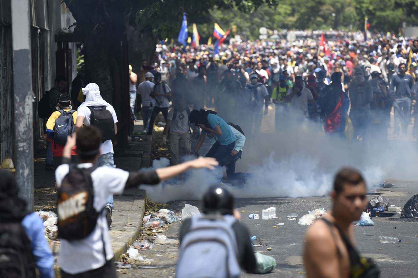 Represión contra manifestantes en la Avenida Libertador (fotos+video)
