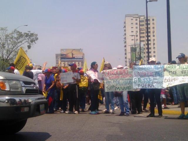 Opositores marchan de manera pacífica a la altura de la Av. Bolívar. Foto: Carlos Arana /Lapatilla.com