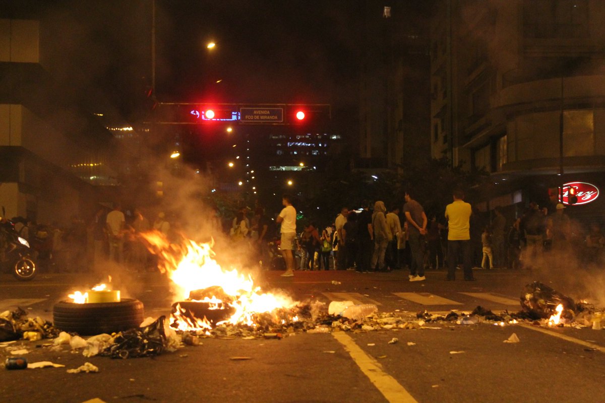 Pese a represión de la GNB continúa protesta en Chacao (FOTOS+ “Candelita” prendida)