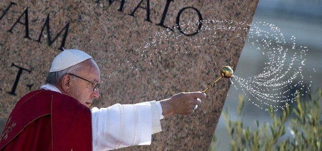 Vatican City (Italy), 09/04/2017.- Pope Francis holds a Sunday Palm Celebration Mass, in which he blesses palms and olives branches in Saint Peter' Square, Vatican City, 09 April 2017. It is customary for people to receive small crosses made from palm leaves at special Palm Sunday services. (Papa) EFE/EPA/CLAUDIO PERI