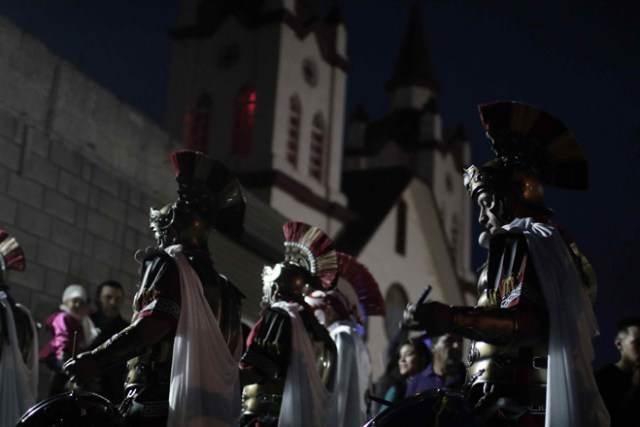 SJS03- SAN JOSÉ (COSTA RICA), 13/4/2017- Feligreses católicos participan hoy, jueves 13 de abril de 2017, en la procesión del Silencio, como parte de las actividades de la Semana Santa, en la localidad de Llano Grande de Cartago, al este de San José (Costa Rica). EFE/Jeffrey Arguedas