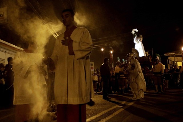 SJS07- SAN JOSÉ (COSTA RICA), 13/4/2017- Feligreses católicos participan hoy, jueves 13 de abril de 2017, en la procesión del Silencio, como parte de las actividades de la Semana Santa, en la localidad de Llano Grande de Cartago, al este de San José (Costa Rica). EFE/Jeffrey Arguedas