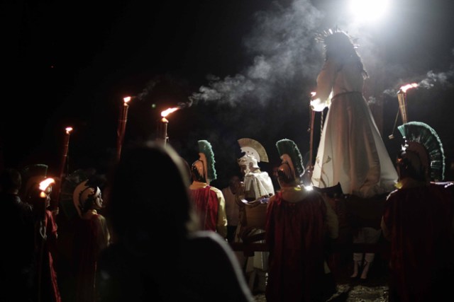 SJS012- SAN JOSÉ (COSTA RICA), 13/4/2017- Feligreses católicos participan hoy, jueves 13 de abril de 2017, en la procesión del Silencio, como parte de las actividades de la Semana Santa, en la localidad de Llano Grande de Cartago, al este de San José (Costa Rica). EFE/Jeffrey Arguedas