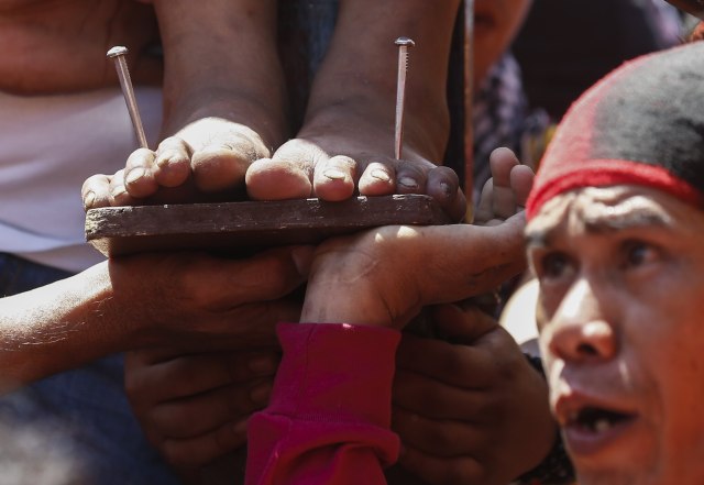 ROL02 MALOLOS (FILIPINAS) 14/04/2017.- Un penitente filipino es crucificado en público para recordar el sufrimiento de Cristo durante la celebración del Viernes Santo en el norte de Manila (Filipinas), hoy, 14 de abril de 2017. EFE/Rolex Dela Pena