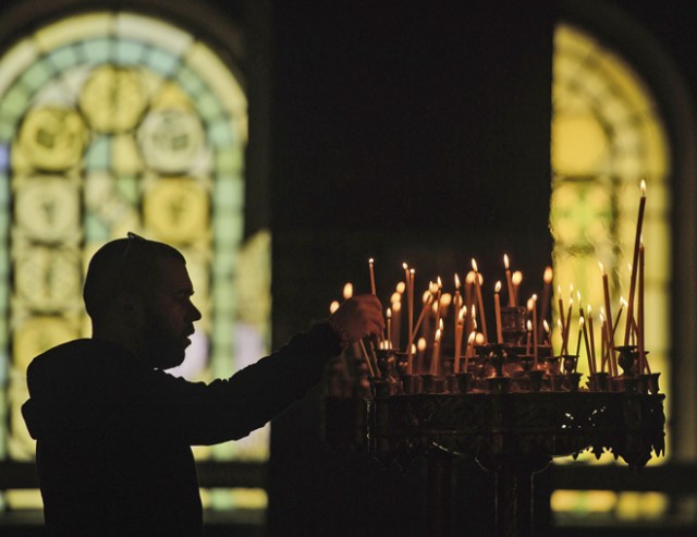 VAS2 SOFÍA (BULGARIA), 14/04/2017.- Un búlgaro ortodoxo enciende velas con motivo del Viernes Santo en la Catedral de Alexander Nevski de Sofía, Bulgaria, hoy, 14 de abril de 2017. El Viernes Santo recuerda la muerte de Cristo crucificado y constituye el núcleo central de la Semana Santa. EFE/VASSIL DONEV