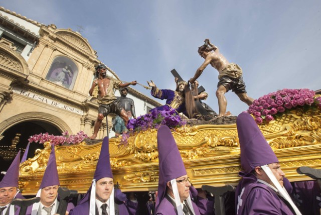 GRA116. MURCIA , 14/04/2017.- La procesión de "los Salzillos", en la que más de 4.000 nazarenos acompañan los pasos creados por el escultor murciano del siglo XVIII Francisco Salzillo, recorre las calles de Murcia en la mañana de Viernes Santo. EFE/Cristóbal Osete