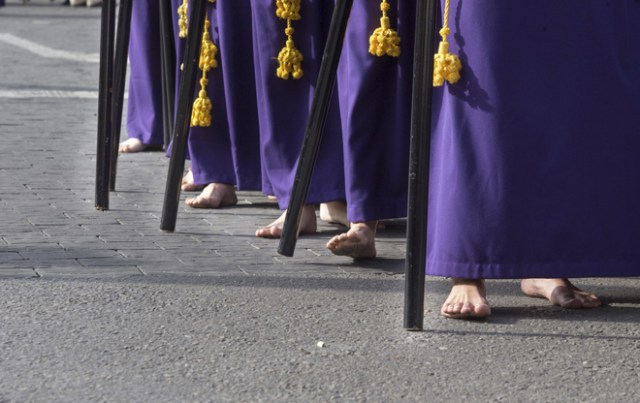 GRA117. MURCIA , 14/04/2017.- La procesión de "los Salzillos", en la que más de 4.000 nazarenos acompañan los pasos creados por el escultor murciano del siglo XVIII Francisco Salzillo, recorre las calles de Murcia en la mañana de Viernes Santo. EFE/Cristóbal Osete