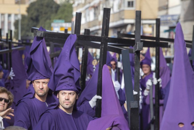 GRA118. MURCIA , 14/04/2017.- La procesión de "los Salzillos", en la que más de 4.000 nazarenos acompañan los pasos creados por el escultor murciano del siglo XVIII Francisco Salzillo, recorre las calles de Murcia en la mañana de Viernes Santo. EFE/Cristóbal Osete