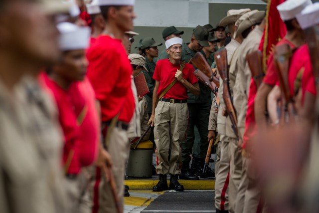 CAR40. CARACAS (VENEZUELA), 17/04/2017 - Militares venezolanos participan en un desfile hoy, lunes 17 de abril de 2017, en Caracas (Venezuela). Las Fuerzas Armadas de Venezuela ratificaron hoy su apoyo incondicional al presidente, Nicolás Maduro, ante lo que consideran una "coyuntura crucial" debido a los "actos de violencia" durante las protestas opositoras, parte de una "agenda criminal" que amenaza la "paz y estabilidad" del país. EFE/MIGUEL GUTIÉRREZ