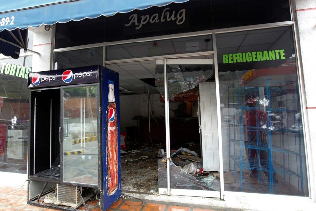 Damage is seen at a convenience store, after it was looted in Caracas, Venezuela April 21, 2017. REUTERS/Christian Veron