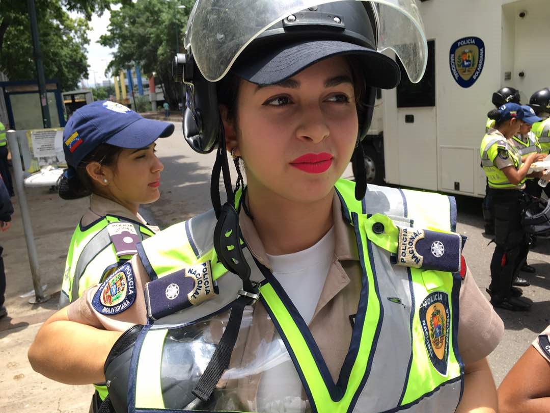 Una cara bonita entre las fuerzas represivas de la PNB (fotos)