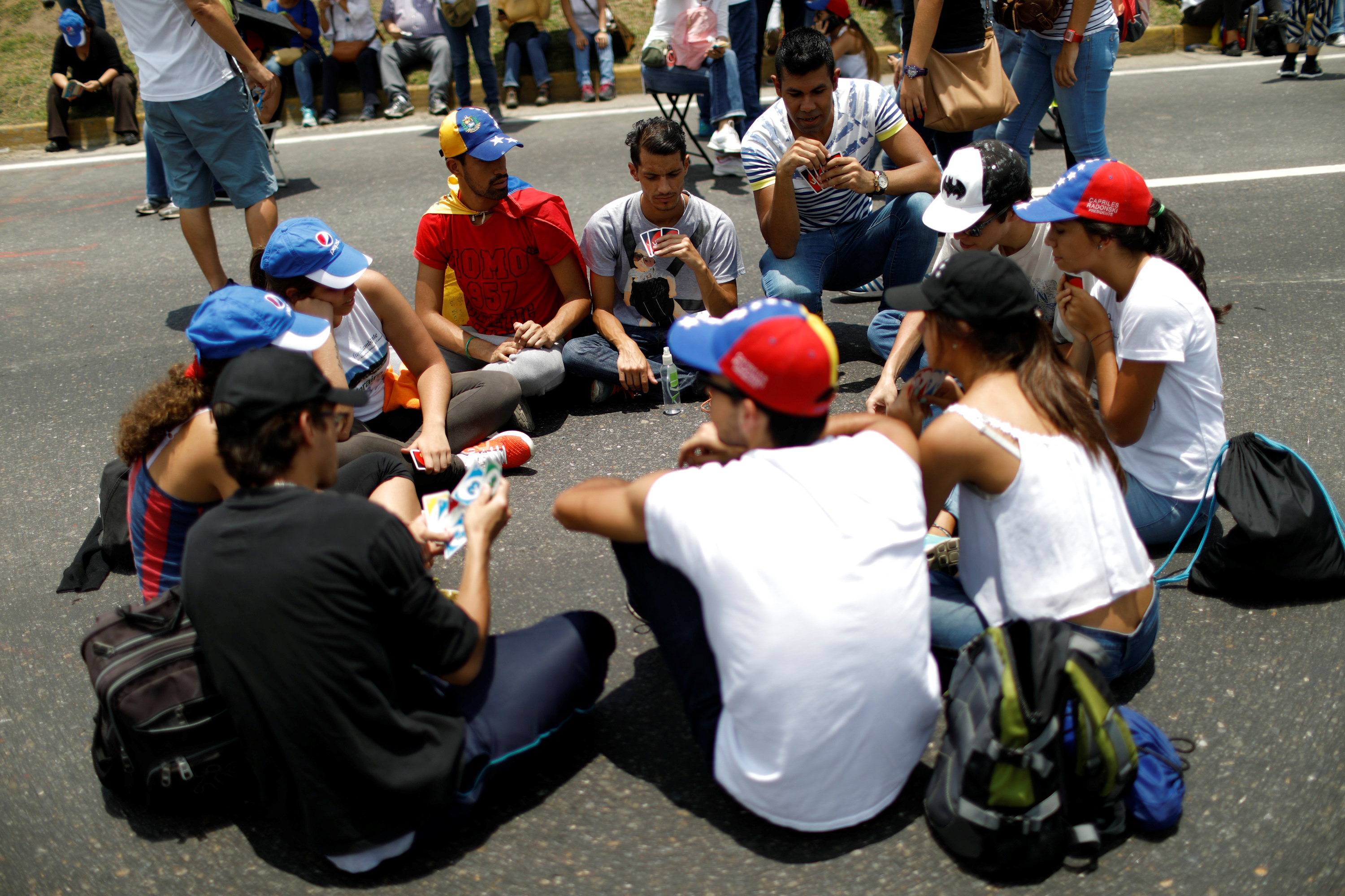 Libros, juegos de cartas y acrobacia en el plantón del distribuidor Altamira #24A