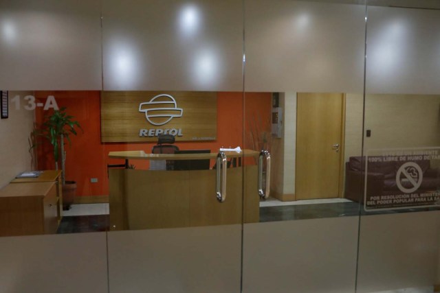 Foto del martes del logo de Repsol en las oficinas de la empresa en Caracas. Abr 25, 2017.  La creciente crisis política en Venezuela ha obligado a  petroleras como la noruega Statoil ASA y la española Repsol SA a reducir sus ya menguadas nóminas de empleados extranjeros, según fuentes familiarizadas con la situación. REUTERS/Carlos Garcia Rawlins