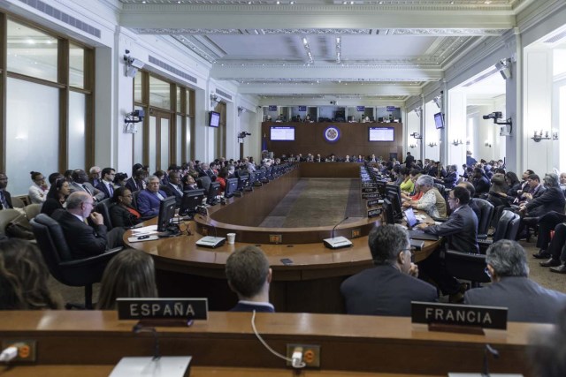 SHM123. WASHINGTON (DC, EE.UU.), 26/04/2017.- Fotografía cedida por la Organización de Estados Americanos (OEA) de una vista general durante una sesión especial del Consejo Permanente de la OEA hoy, miércoles 26 de abril 2017, en Washington, DC (EE.UU.). El Gobierno de Venezuela anunció hoy que dejará la OEA por haberse convocado una reunión de cancilleres sobre la crisis política del país pese a su oposición frontal a esa sesión. EFE/Juan Manuel Herrera/Cortesía OEA/SOLO USO EDITORIAL/NO VENTAS