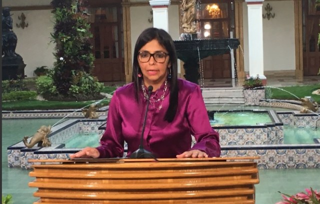 La canciller Delcy Eloína Rodríguez anuncia por VTV el inicio del retiro de Venezuela de la OEA el 27 de abril de 2017 / foto @VillegasPoljak 