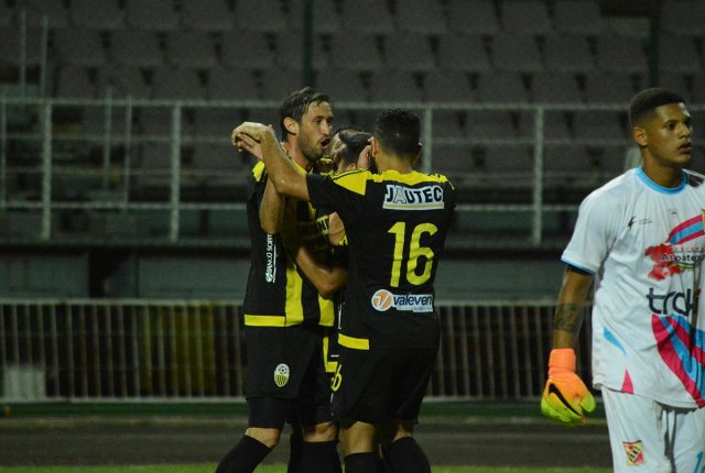 El delantero del Deportivo Táchira, Edgar Pérez Greco, celebra tras anotar un gol (Foto: @DvoTachira