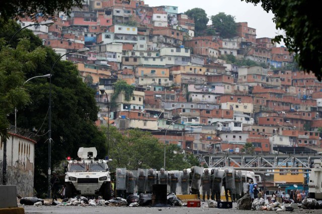 Venezuelan National guards take cover with their shields during a protest of opposition supporters against Venezuela's President Nicolas Maduro's government in Caracas, Venezuela May 2, 2017. REUTERS/Carlos Garcia Rawlins TPX IMAGES OF THE DAY