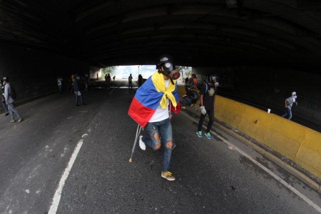 En casi toda Caracas, opositores trancaron las vías (Foto archivo Lapatilla)