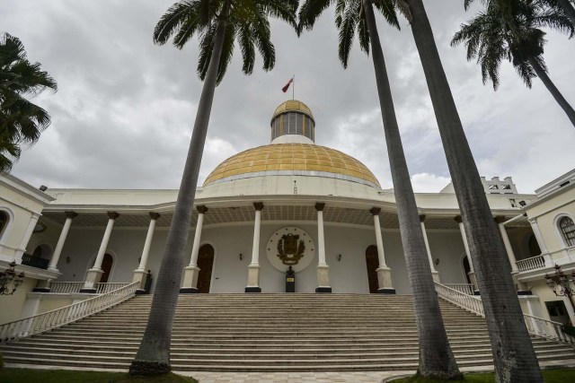 Fachada del Parlamento venezolano. Foto: AFP / Luis Robayo/ Archivo