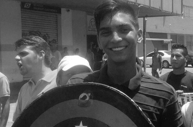 El joven, César Pereira falleció luego de haber sido impactado el pasado sábado con metras en el abdomen. Foto: @ArmandoArmas 