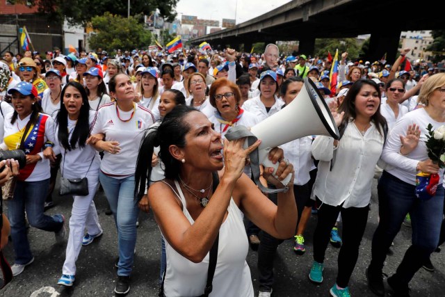 A demonstrator shouts slogans during a women's march to protest against President Nicolas Maduro's government in Caracas, Venezuela, May 6, 2017. REUTERS/Carlos Garcia Rawlins