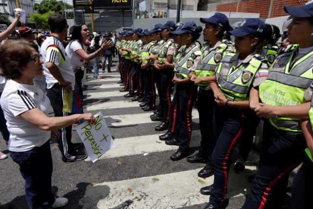 Algunos valientes caballeros decicieron acompañar a la movilización femenina de la Unidad. REUTERS/Marco Bello