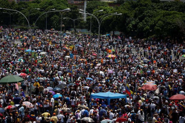 Opposition supporters block the city's main highway during a rally against Venezuela's President Nicolas Maduro in Caracas, Venezuela May 15, 2017. REUTERS/Carlos Garcia Rawlins