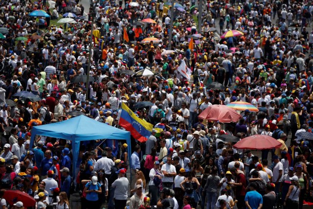 Opposition supporters block the city's main highway during a rally against Venezuela's President Nicolas Maduro in Caracas, Venezuela May 15, 2017. REUTERS/Carlos Garcia Rawlins