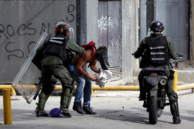 Un manifestante es detenido en Caracas, Venezuela May 22, 2017. REUTERS/Marco Bello