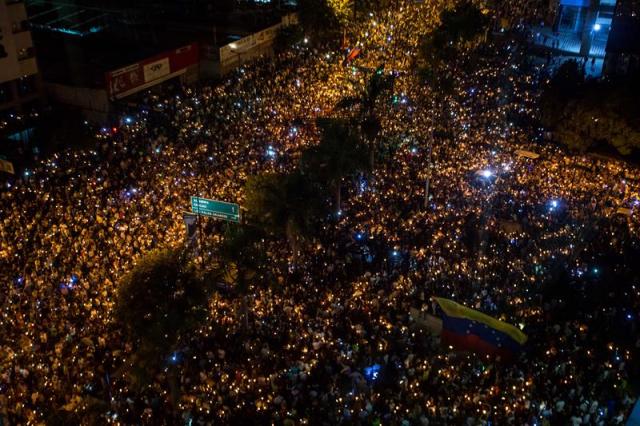 Desafiando la roja oscuridad, Venezuela se manifiesta en honor a los caídos en protestas Foto: EFE