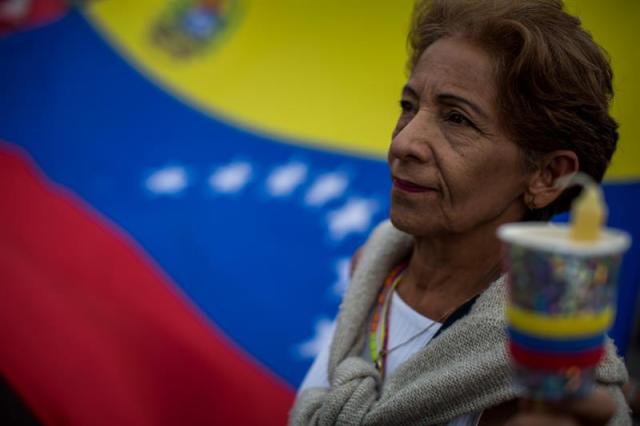 Desafiando la roja oscuridad, Venezuela se manifiesta en honor a los caídos en protestas Foto: EFE