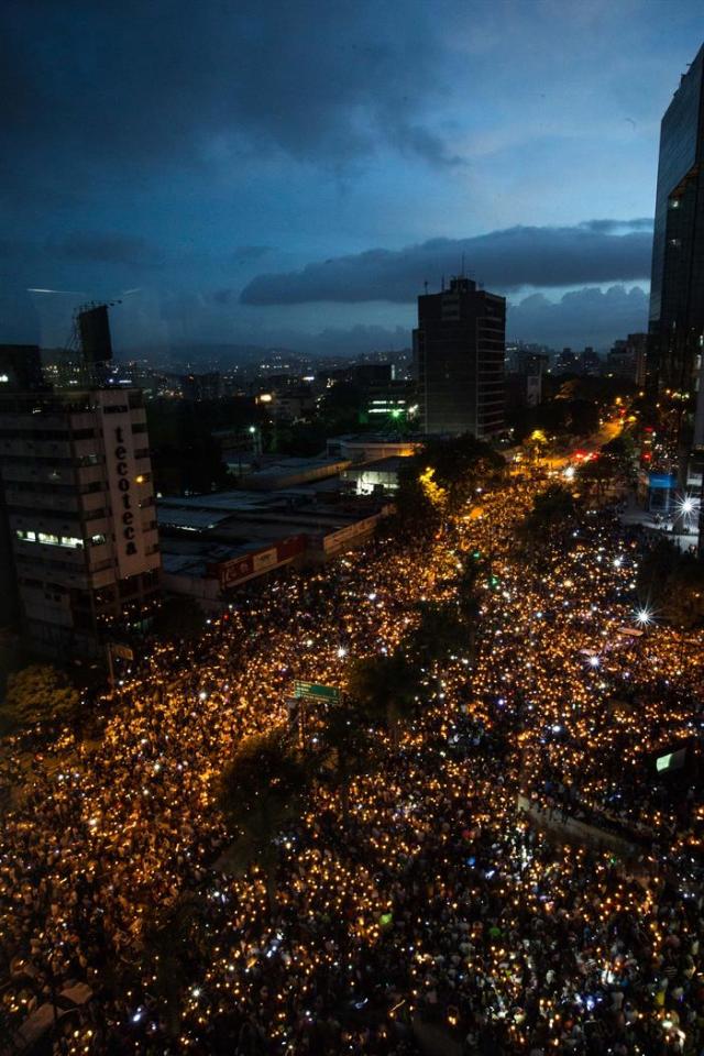 Desafiando la roja oscuridad, Venezuela se manifiesta en honor a los caídos en protestas Foto: EFE